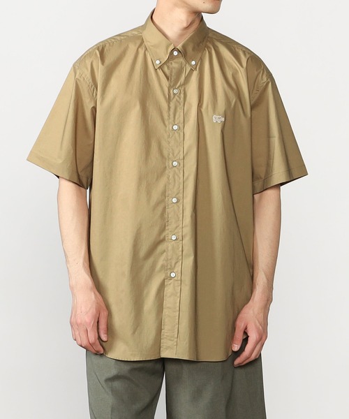 SCYE BASICS(サイベーシックス)の「SCYE BASICS | 〈別注〉ボタンダウン半袖シャツ MEN(シャツ/ブラウス・メンズ・オフホワイト/ベージュ/ブルー・36/38/40)」の2枚目の写真