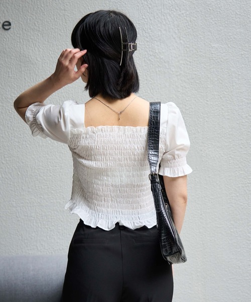 WEGO（ウィゴー）の「WEGO/シャーリングショートスリーブブラウス（シャツ/ブラウス・レディース・ホワイト/ブラック・FREE）」の6枚目の写真