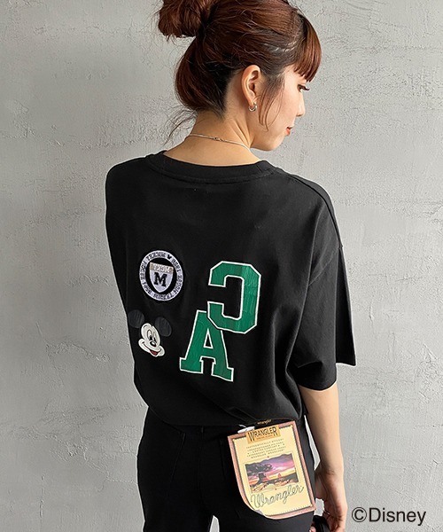 JEANS FACTORY （ジーンズファクトリー）の「[DISNEY/ディズニー] 別注 ワッペン付き CAロゴプリントTシャツ/ミッキーマウス（Tシャツ/カットソー・レディース・ブラック/ホワイト・XL/L/M）」の2枚目の写真