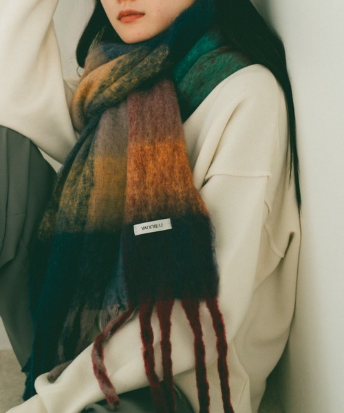 VANNIE U(ヴァニーユー)の「マルチチェックボリュームマフラー(マフラー・レディース・ブラック/ピンク/イエロー/ブルー/ベージュ/ネイビー/ブラウン/ブラック系その他・FREE)」の6枚目の写真