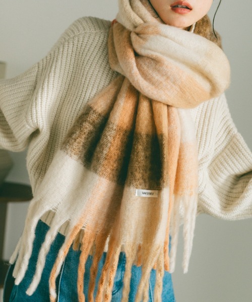 VANNIE U(ヴァニーユー)の「マルチチェックボリュームマフラー(マフラー・レディース・ブラック/ピンク/イエロー/ブルー/ベージュ/ネイビー/ブラウン/ブラック系その他・FREE)」の4枚目の写真