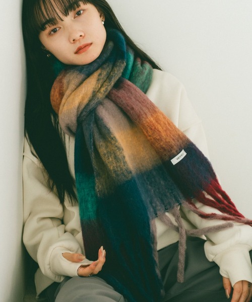 VANNIE U(ヴァニーユー)の「マルチチェックボリュームマフラー(マフラー・レディース・ブラック/ピンク/イエロー/ブルー/ベージュ/ネイビー/ブラウン/ブラック系その他・FREE)」の10枚目の写真