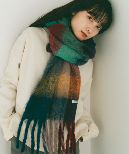 VANNIE U(ヴァニーユー)の「マルチチェックボリュームマフラー(マフラー・レディース・ブラック/ピンク/イエロー/ブルー/ベージュ/ネイビー/ブラウン/ブラック系その他・FREE)」の11枚目の写真