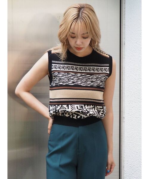 EVRIS（エヴリス）の「エスニックジャガードノースリーブ（タンクトップ・レディース・ブラック/パープル・FREE）」の2枚目の写真