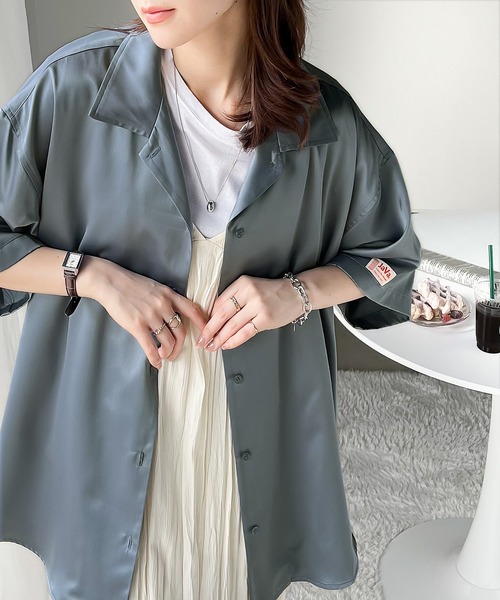 Java（ジャバ）の「《JaVaジャバ コラボ》上品メンズライク。とろみオーバーサイズサテンシャツ（シャツ/ブラウス・レディース・イエロー/ブルー/グレイッシュベージュ/グレー系その他/ブラック・LARGE/MEDIUM/SMALL/X-LARGE）」の10枚目の写真