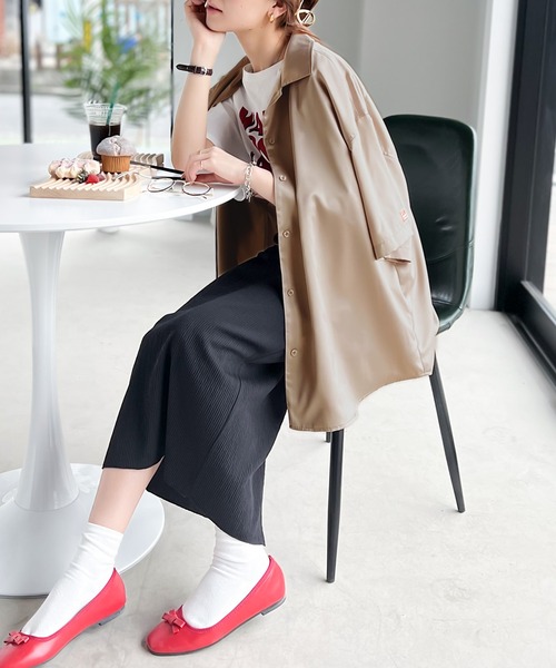 Java（ジャバ）の「《JaVaジャバ コラボ》上品メンズライク。とろみオーバーサイズサテンシャツ（シャツ/ブラウス・レディース・イエロー/ブルー/グレイッシュベージュ/グレー系その他/ブラック・LARGE/MEDIUM/SMALL/X-LARGE）」の7枚目の写真