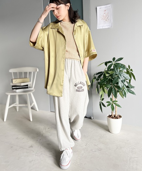 Java（ジャバ）の「《JaVaジャバ コラボ》上品メンズライク。とろみオーバーサイズサテンシャツ（シャツ/ブラウス・レディース・イエロー/ブルー/グレイッシュベージュ/グレー系その他/ブラック・LARGE/MEDIUM/SMALL/X-LARGE）」の8枚目の写真