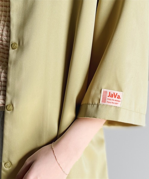 Java（ジャバ）の「《JaVaジャバ コラボ》上品メンズライク。とろみオーバーサイズサテンシャツ（シャツ/ブラウス・レディース・イエロー/ブルー/グレイッシュベージュ/グレー系その他/ブラック・LARGE/MEDIUM/SMALL/X-LARGE）」の15枚目の写真