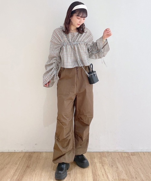 w closet(ダブルクローゼット)の「【前後2WAY】ドロストギャザープルオーバー(シャツ/ブラウス・レディース・パープル/オフホワイト/サックスブルー・FREE)」の10枚目の写真