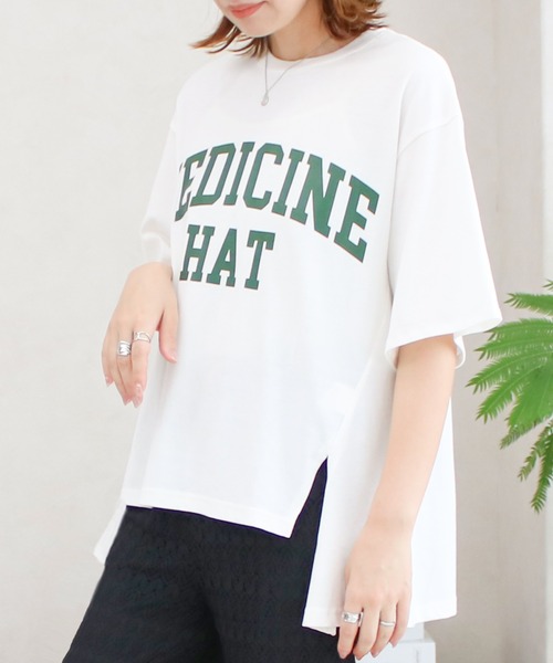 Social GIRL(ソーシャルガール)の「スリットロゴTシャツ(Tシャツ/カットソー・レディース・ブラック/オフホワイト/ベージュ/ライトグリーン・M)」の1枚目の写真