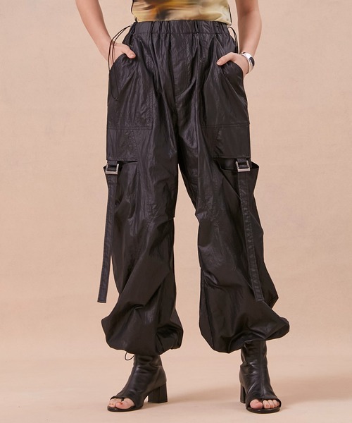 PUBLIC TOKYO（パブリックトウキョウ）の「【国産】シアースリットワークナイロンパンツ/カーゴパンツ（カーゴパンツ・レディース・ブラック/ライム・FREE）」の12枚目の写真