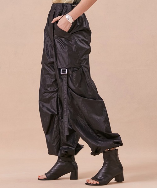 PUBLIC TOKYO（パブリックトウキョウ）の「【国産】シアースリットワークナイロンパンツ/カーゴパンツ（カーゴパンツ・レディース・ブラック/ライム・FREE）」の9枚目の写真