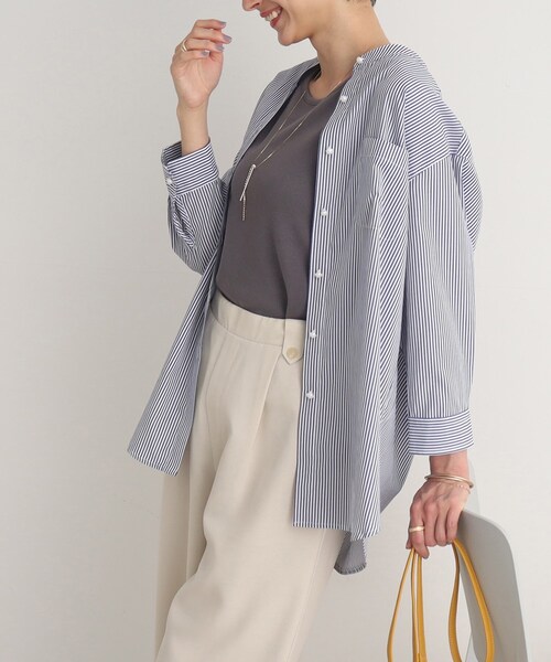 DRESKIP（ドレスキップ）の「◆パール調釦でレディに魅せる バンドカラー七分袖ブラウス（シャツ/ブラウス・レディース・オフホワイト/ブルー系2/ピンク系7・02/03）」の2枚目の写真