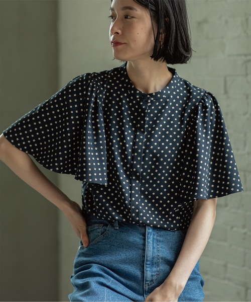OPAQUE.CLIP（オペークドットクリップ）の「◆フレアスリーブ バンドカラーブラウス【イージーケア/洗濯機洗い可】（シャツ/ブラウス・レディース・ホワイト系3/ブラック/ネイビー系/グリーン・38/42/40）」の4枚目の写真