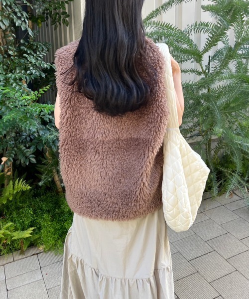 nemne store（ネンネストア）の「プードルフェイクファーベスト（ベスト・レディース・ブラウン/ベージュ/アイボリー・フリー）」の14枚目の写真