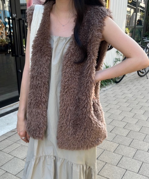 nemne store（ネンネストア）の「プードルフェイクファーベスト（ベスト・レディース・ブラウン/ベージュ/アイボリー・フリー）」の12枚目の写真