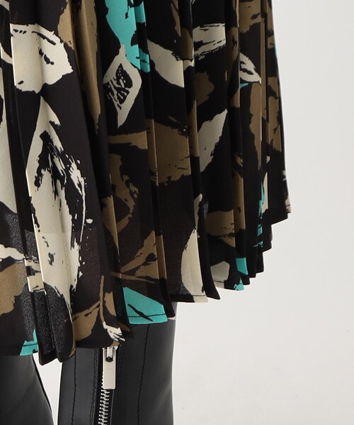 OPAQUE.CLIP(オペークドットクリップ)の「◆ボタニカルプリントプリーツスカート【洗濯機洗い可】(スカート・レディース・ブラック系/ダークブラウン系・38/40)」の18枚目の写真