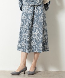 立体的な表情のジャカード生地を使用し、光沢感がエレガントなフクレジャカードスカート