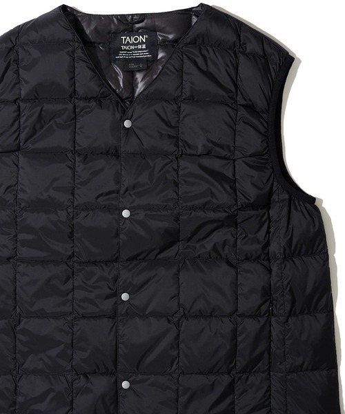 TAION（タイオン）の「【TAION / タイオン】V NECK BUTTON DOWN VEST / インナーダウンベスト TAION-001（ダウンベスト・メンズ・ブラック/グレー/サンドベージュ/ネイビー/チャコールグレー/カーキ/セージグリーン/その他/カモフラージュ/その他2/その他1・X-LARGE/MEDIUM/LARGE/XX-LARGE/SMALL）」の2枚目の写真