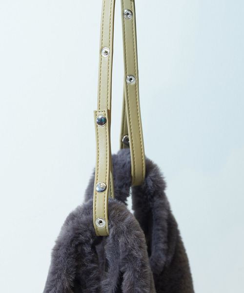 CONVERSE TOKYO（コンバーストウキョウ）の「ECO-FUR SHOPPING TOTE BAG（ショルダーバッグ・レディース・チャコールグレー/ベージュ・FREE）」の4枚目の写真