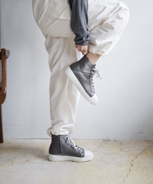 SESTO（セスト）の「サテン素材８ホールレースアップ厚底スニーカー（スニーカー・レディース・ブラック/シルバー・24.5cm/22.5cm/25.0cm/23.0cm/23.5cm/24.0cm）」の2枚目の写真