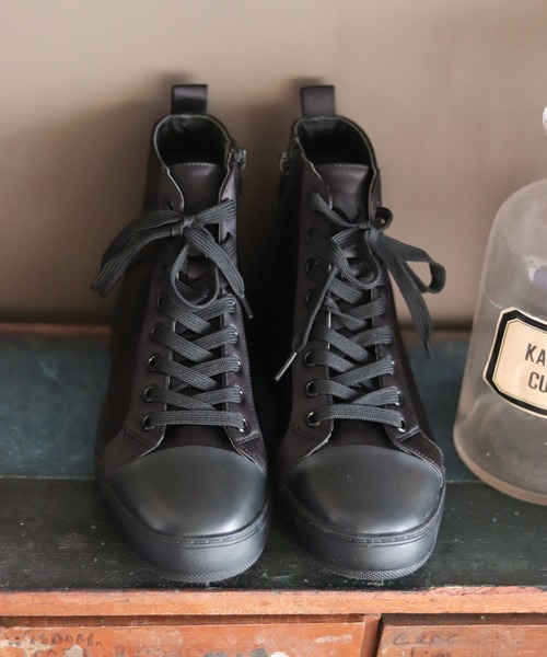 SESTO（セスト）の「サテン素材８ホールレースアップ厚底スニーカー（スニーカー・レディース・ブラック/シルバー・24.5cm/22.5cm/25.0cm/23.0cm/23.5cm/24.0cm）」の3枚目の写真