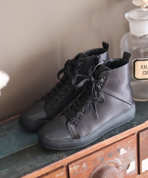 SESTO（セスト）の「サテン素材８ホールレースアップ厚底スニーカー（スニーカー・レディース・ブラック/シルバー・24.5cm/22.5cm/25.0cm/23.0cm/23.5cm/24.0cm）」の4枚目の写真