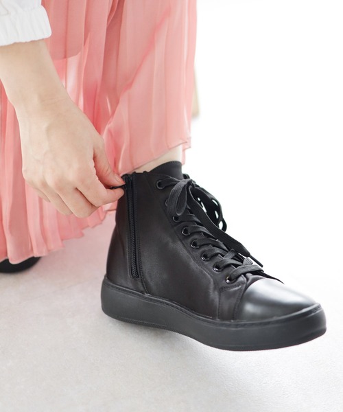 SESTO（セスト）の「サテン素材８ホールレースアップ厚底スニーカー（スニーカー・レディース・ブラック/シルバー・24.5cm/22.5cm/25.0cm/23.0cm/23.5cm/24.0cm）」の9枚目の写真