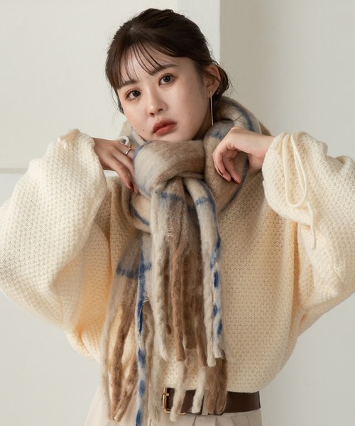 Amiur（エミレ）の「bicolor check fringe muffler / バイカラーチェックフリンジマフラー（マフラー・レディース・ベージュ/グレー・FREE）」の2枚目の写真