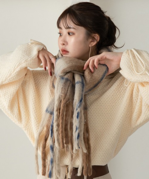 Amiur（エミレ）の「bicolor check fringe muffler / バイカラーチェックフリンジマフラー（マフラー・レディース・ベージュ/グレー・FREE）」の5枚目の写真
