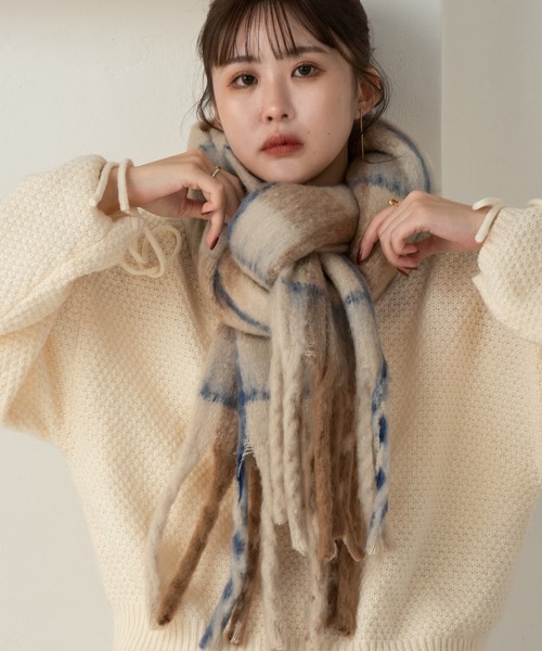 Amiur（エミレ）の「bicolor check fringe muffler / バイカラーチェックフリンジマフラー（マフラー・レディース・ベージュ/グレー・FREE）」の4枚目の写真