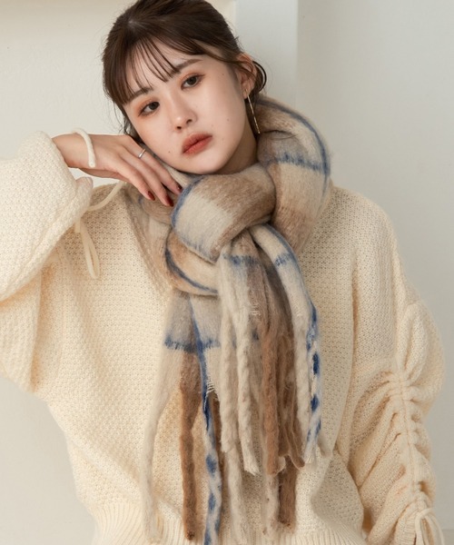 Amiur（エミレ）の「bicolor check fringe muffler / バイカラーチェックフリンジマフラー（マフラー・レディース・ベージュ/グレー・FREE）」の6枚目の写真