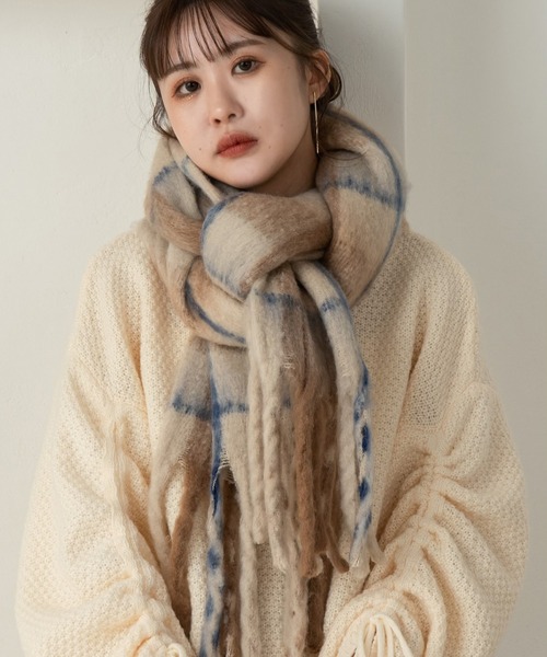 Amiur（エミレ）の「bicolor check fringe muffler / バイカラーチェックフリンジマフラー（マフラー・レディース・ベージュ/グレー・FREE）」の7枚目の写真