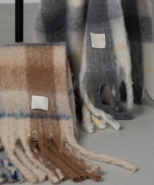 Amiur（エミレ）の「bicolor check fringe muffler / バイカラーチェックフリンジマフラー（マフラー・レディース・ベージュ/グレー・FREE）」の14枚目の写真