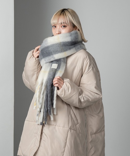 Amiur（エミレ）の「bicolor check fringe muffler / バイカラーチェックフリンジマフラー（マフラー・レディース・ベージュ/グレー・FREE）」の11枚目の写真