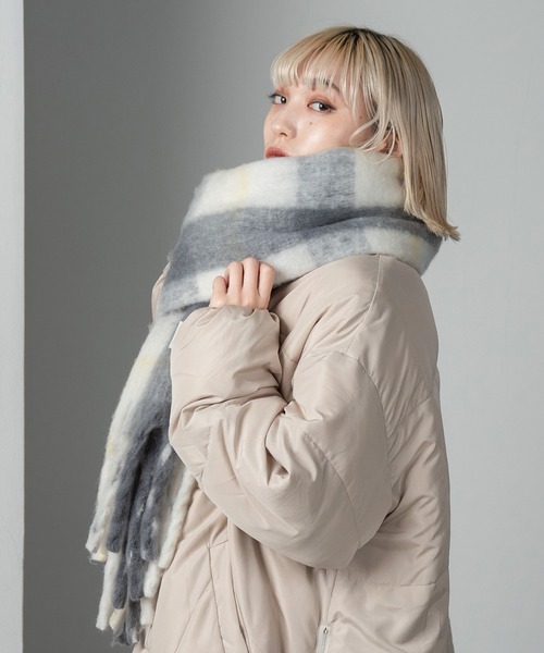 Amiur（エミレ）の「bicolor check fringe muffler / バイカラーチェックフリンジマフラー（マフラー・レディース・ベージュ/グレー・FREE）」の12枚目の写真