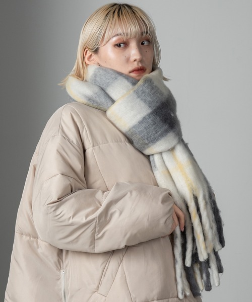 Amiur（エミレ）の「bicolor check fringe muffler / バイカラーチェックフリンジマフラー（マフラー・レディース・ベージュ/グレー・FREE）」の10枚目の写真