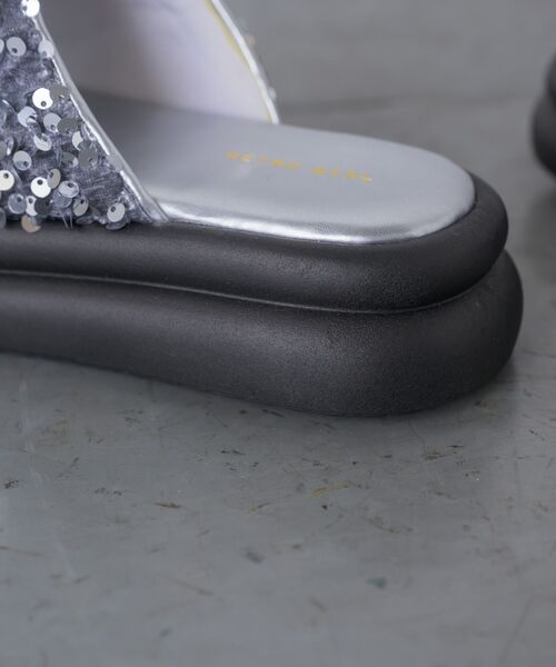 RETRO GIRL(レトロガール)の「スパンコールサンダル(サンダル・レディース・ブラック/オフホワイト/シルバー・MEDIUM/LARGE)」の7枚目の写真