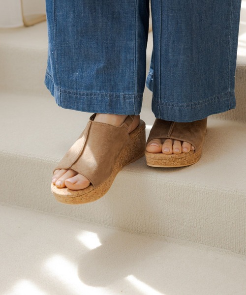 Elura（エルーラ）の「ふかふかFITウェッジソールサンダル/126049（サンダル・レディース・アイボリー/ベージュ・LARGE/MEDIUM）」の2枚目の写真