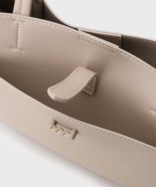 OPAQUE.CLIP(オペークドットクリップ)の「【2WAY】フロントベルトミドルトートバッグ(トートバッグ・レディース・ベージュ/アイボリー/ブラック・00)」の17枚目の写真