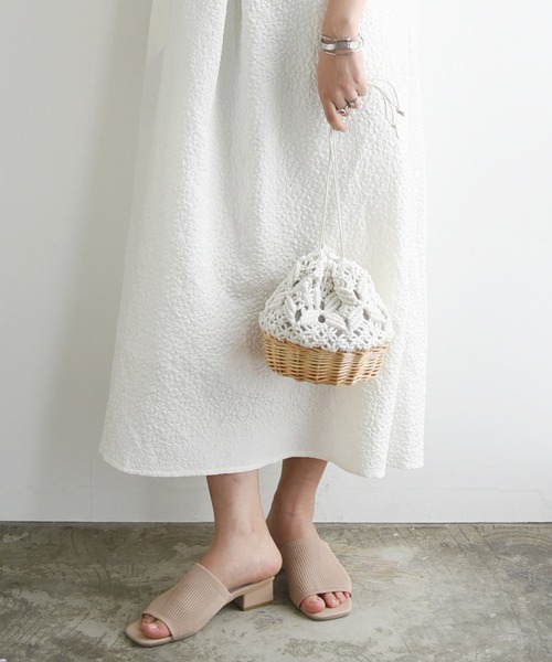 and it_（アンドイット）の「柳×紐編み巾着ミニバッグ（かごバッグ・レディース・アイボリー/ブラック・FREE）」の2枚目の写真