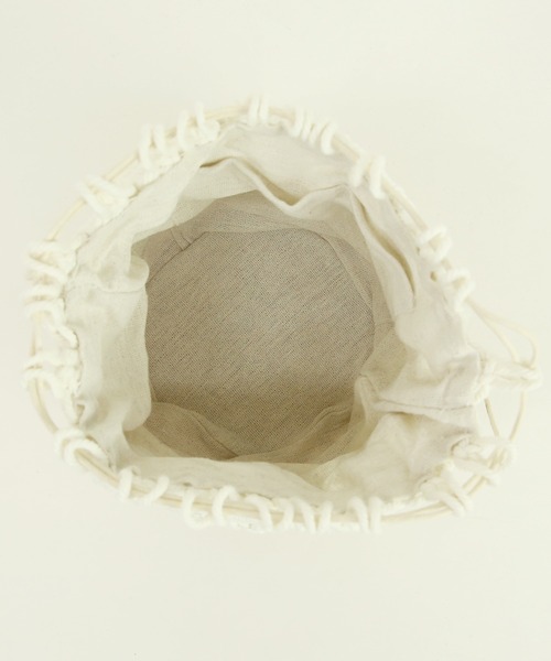 and it_（アンドイット）の「柳×紐編み巾着ミニバッグ（かごバッグ・レディース・アイボリー/ブラック・FREE）」の6枚目の写真