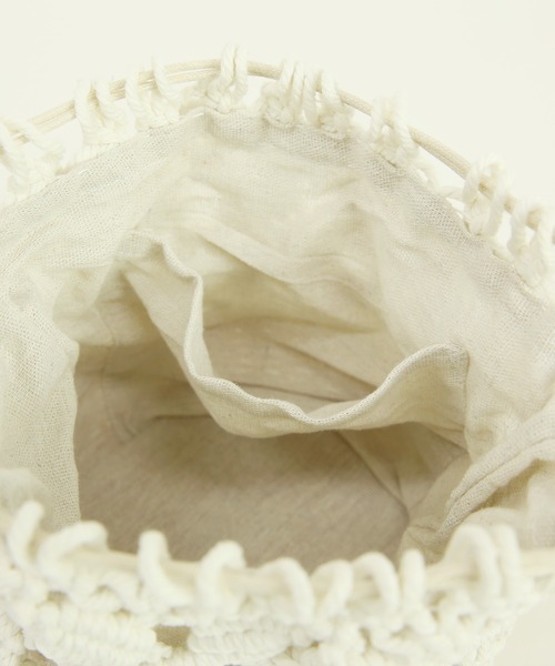 and it_（アンドイット）の「柳×紐編み巾着ミニバッグ（かごバッグ・レディース・アイボリー/ブラック・FREE）」の7枚目の写真