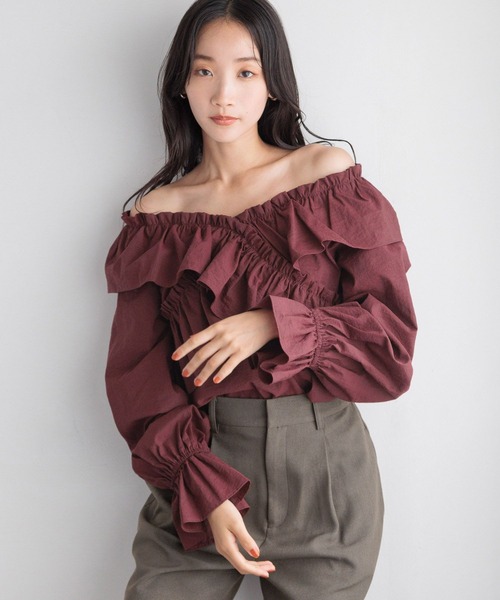 LOWRYS FARM（ローリーズファーム）の「フリルクロスギャザーブラウスＬＳ 116620（シャツ/ブラウス・レディース・レッド/ブラック/アイボリー・FREE）」の3枚目の写真