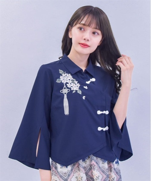 axes femme(アクシーズファム)の「ジャスミン刺繍チャイナブラウス(シャツ/ブラウス・レディース・ブルーグリーン/ネイビー/キナリ・FREE)」の2枚目の写真