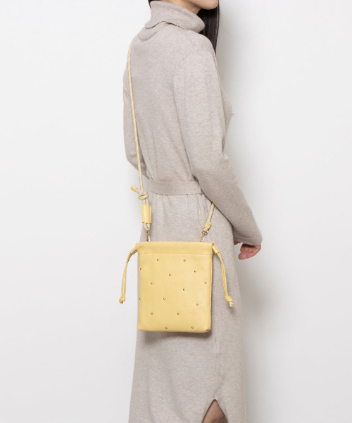 perche(ペルケ)の「ペルケ perche / 牛革スタッズ・パラコード2wayドロストショルダー(ショルダーバッグ・レディース・イエロー/シルバー/ブラック・FREE)」の4枚目の写真