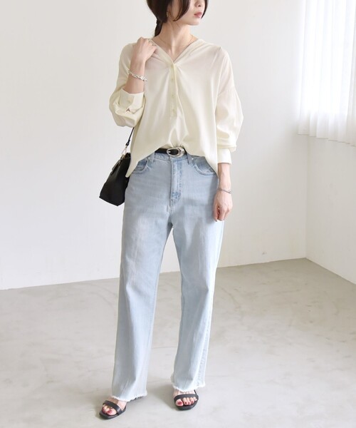 quaranciel（カランシエル）の「quaranciel:〈手洗い可能〉Vネック バック ギャザー ブラウス（シャツ/ブラウス・レディース・ネイビー/ナチュラル・ONE SIZE）」の3枚目の写真