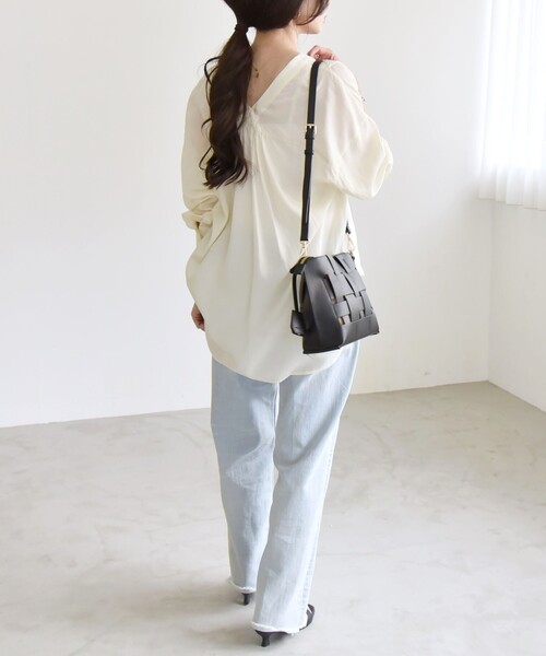 quaranciel（カランシエル）の「quaranciel:〈手洗い可能〉Vネック バック ギャザー ブラウス（シャツ/ブラウス・レディース・ネイビー/ナチュラル・ONE SIZE）」の4枚目の写真