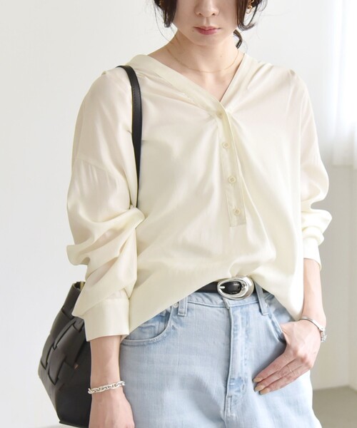 quaranciel（カランシエル）の「quaranciel:〈手洗い可能〉Vネック バック ギャザー ブラウス（シャツ/ブラウス・レディース・ネイビー/ナチュラル・ONE SIZE）」の5枚目の写真