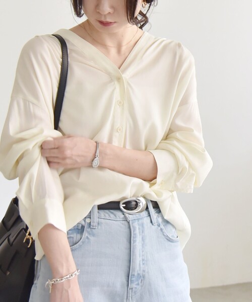 quaranciel（カランシエル）の「quaranciel:〈手洗い可能〉Vネック バック ギャザー ブラウス（シャツ/ブラウス・レディース・ネイビー/ナチュラル・ONE SIZE）」の6枚目の写真